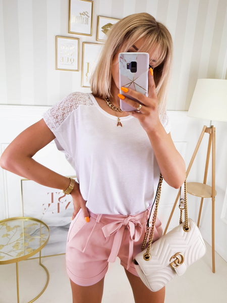 Pudrowy róż szorty z wiązaniem w talii