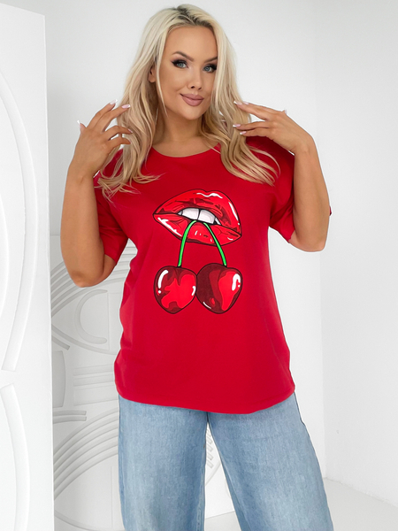 Czerwona bluzka z nadrukiem w wiśnie