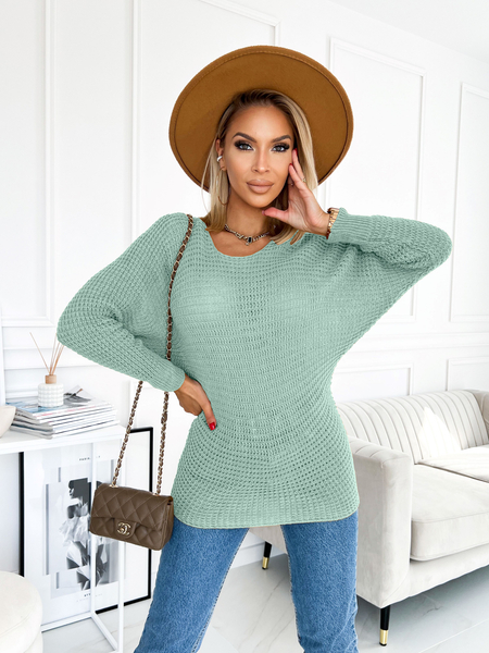 Miętowy sweter o fasonie nietoperz