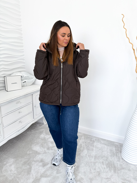 Czekoladowa pikowana kurtka z kapturem Signe