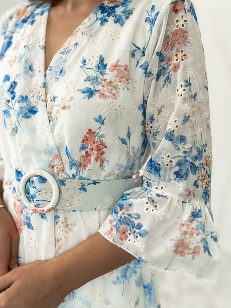 Biała ażurowa sukienka w niebieskie kwiaty