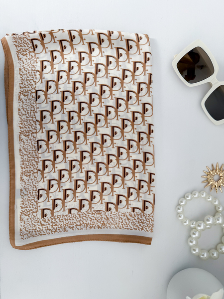 Brązowo - beżowa apaszka wzór litery