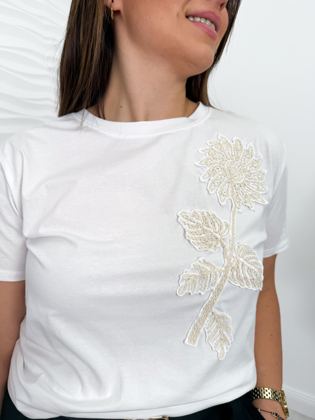 Biały t-shirt z ozdobną aplikacja - Kwiat