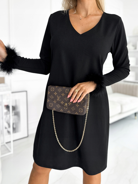 Czarna trapezowa sukienka z ozdobnymi piórami