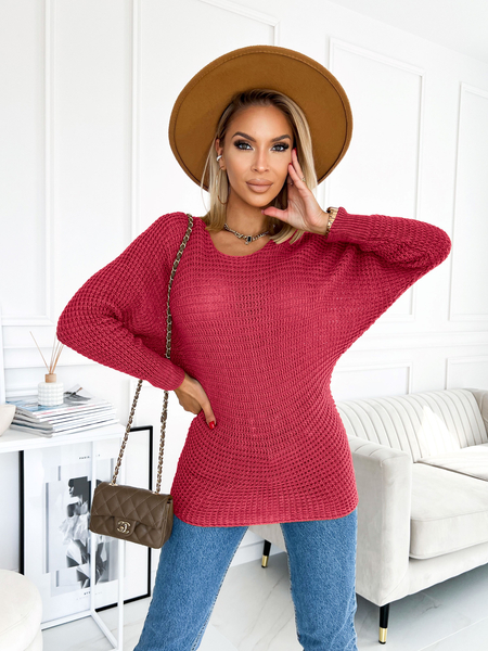 Malinowy sweter o fasonie nietoperz