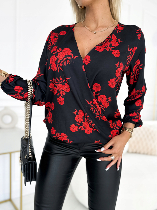 Czarna kopertowa koszula z motywem w róże