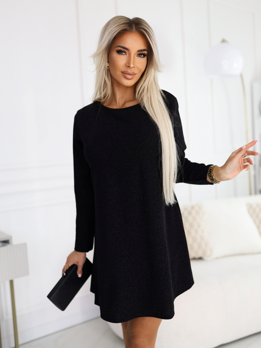Czarna trapezowa sukienka z błyszczącą nitką