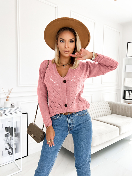 Pudrowy róż sweter w romby z guzikami