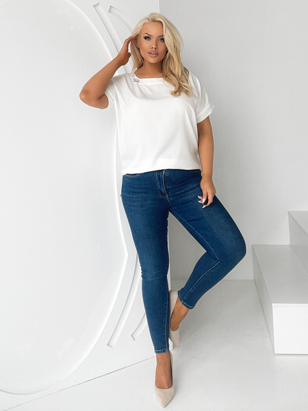 Śmietankowa biel bluzka z ozdobną broszką Fiorella