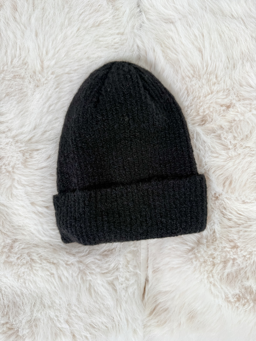 Czarna czapka moher i wełna