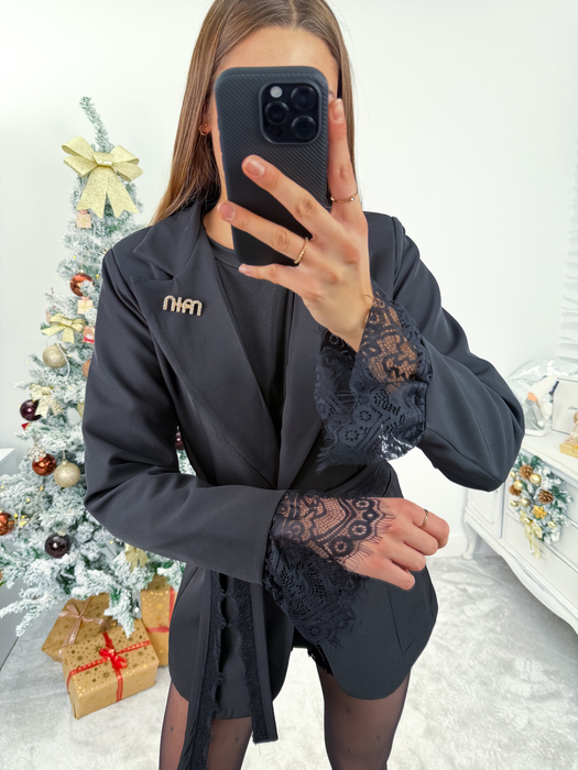 Czarny żakiet z koronkowym wykończeniem