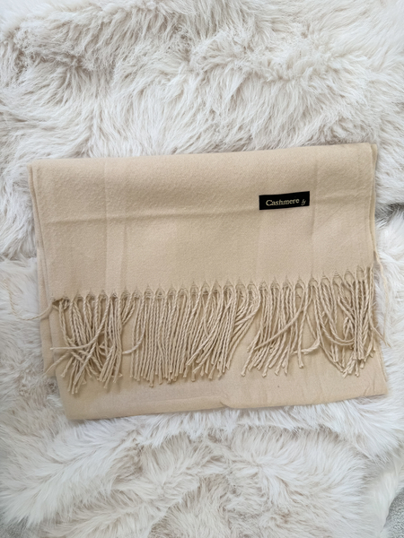 Ciepły beż szalik z frędzlami