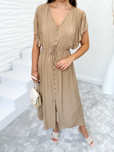 Beżowa sukienka z guzikami i falbaną na rękawie Daria