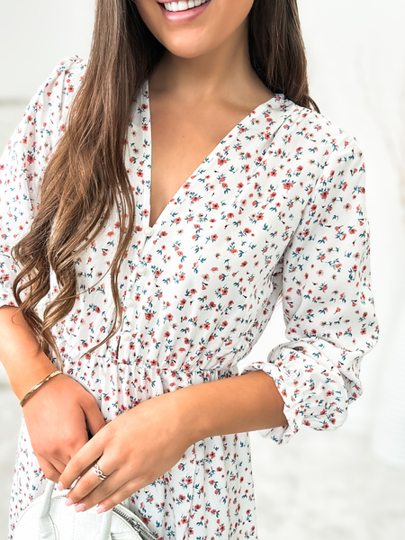 Biała sukienka z rozcięciem w kwiaty Lily