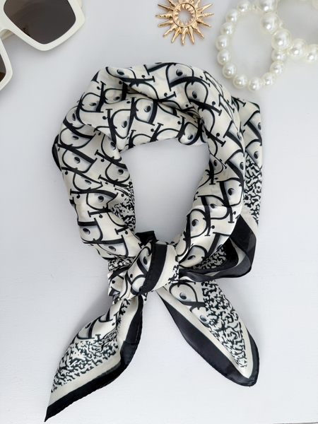 Czarno - beżowa apaszka wzór litery