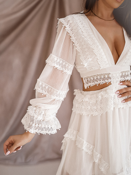 Śmietankowa koronkowa sukienka z ozdobnym wycięciem i falbanką