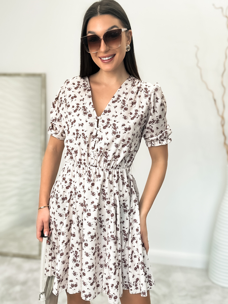 Beżowa sukienka z falbaną w brązowe kwiaty Cara