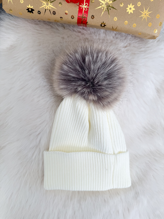 Śmietankowa czapka z futrzanym pomponem