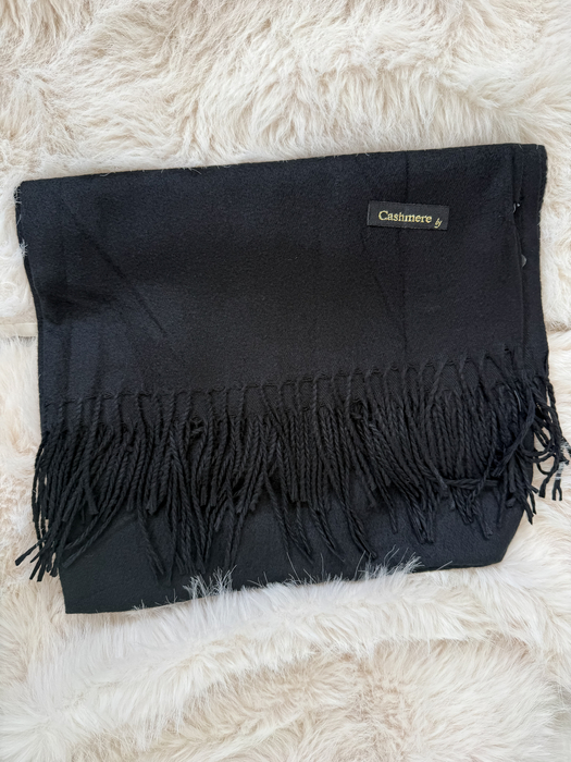 Czarny szalik z frędzlami