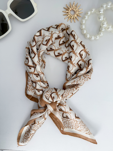 Brązowo - beżowa apaszka wzór litery