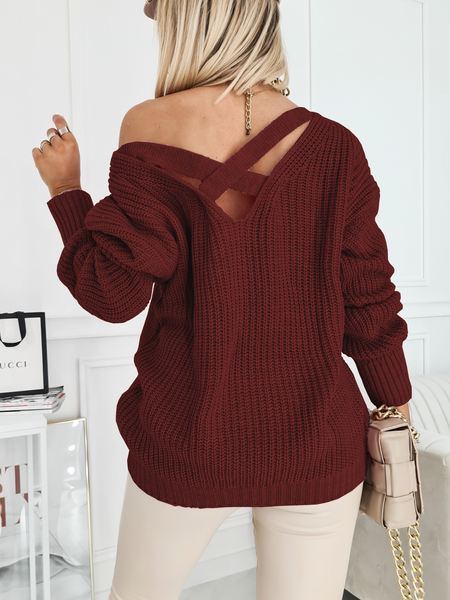 Bordowy sweter z odkrytymi plecami