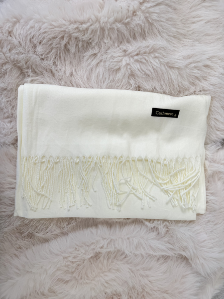 Śmietankowy szalik z frędzlami