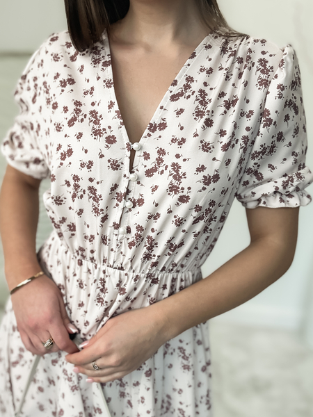 Beżowa sukienka z falbaną w brązowe kwiaty Cara