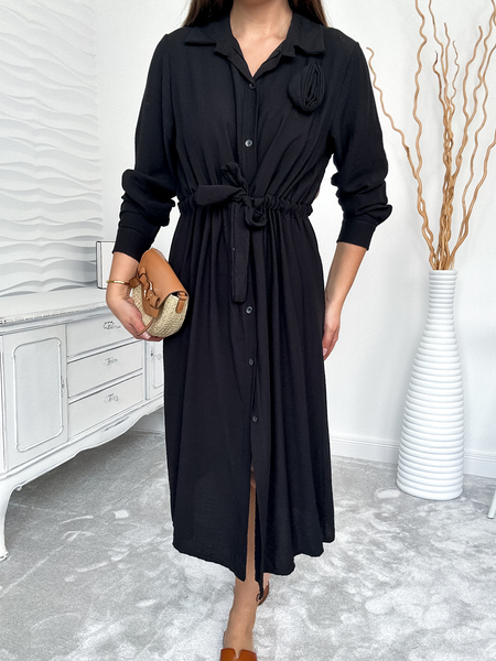 Czarna sukienka z różą i wiązaniem w talii Matilde