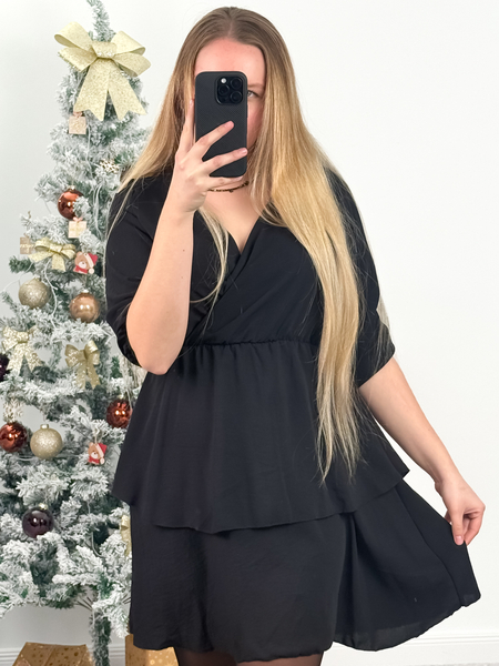 Czarna kopertowa sukienka z falbaną Monique