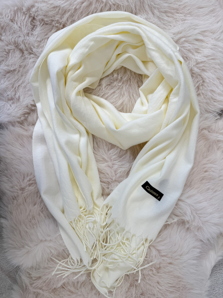 Śmietankowy szalik z frędzlami