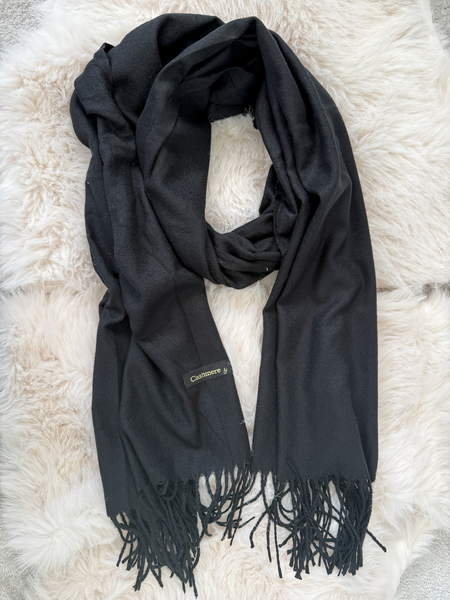 Czarny szalik z frędzlami