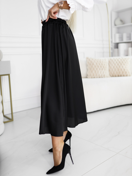 Czarna satynowa spódnica o długości midi