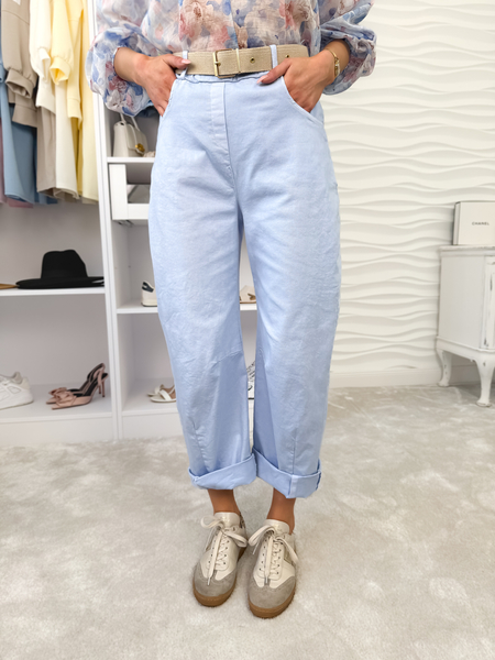 Błękitne spodnie z paskiem fason balloon