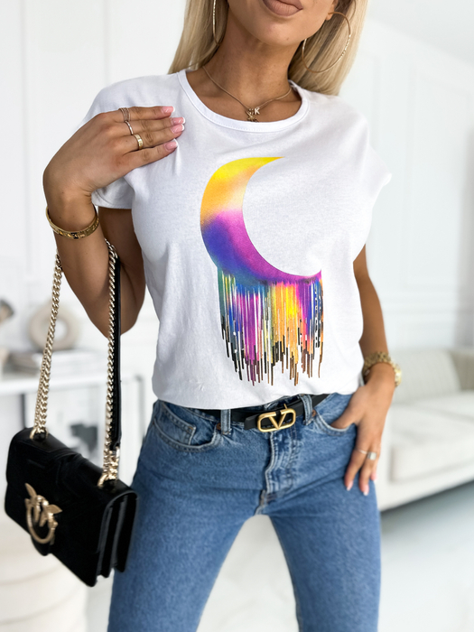 Biały t- shirt z kolorową aplikacją księżyca