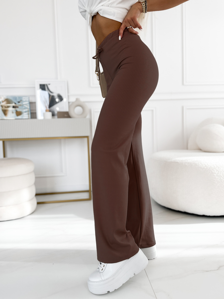 Czekoladowe proste spodnie prążkowane