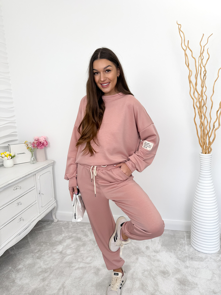 Brudny róż komplet dresowy z białą naszywką na rękawie
