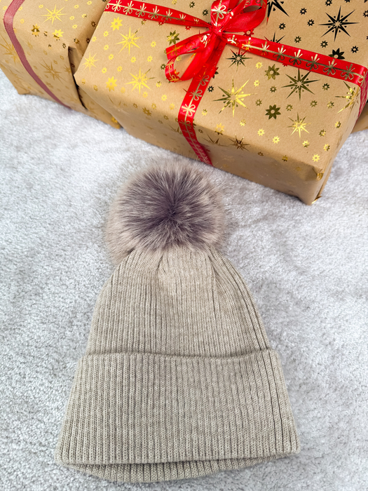 Beżowa czapka z futrzanym pomponem