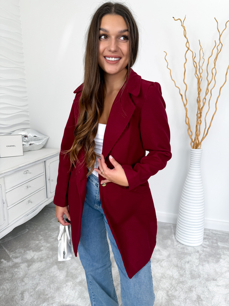 Bordowy płaszcz ze złotym guzikiem