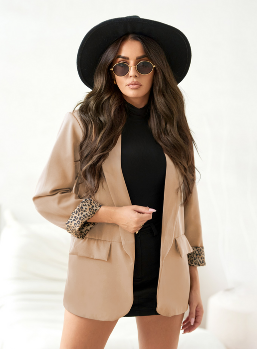 Beżowa marynarka we wzór panterki