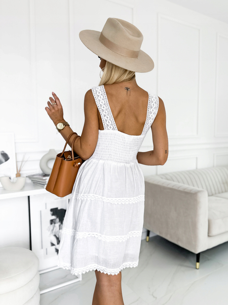 Biała ażurowa sukienka z koronką
