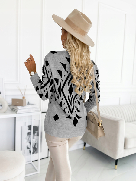 Szary sweter na guziki w geometryczne wzory