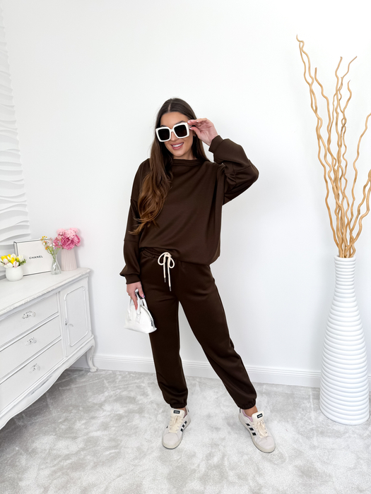 Czekoladowy komplet dresowy z białą naszywką na rękawie