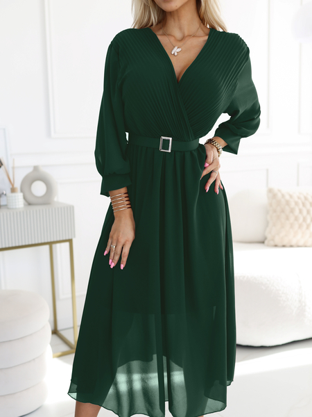 Butelkowa zieleń sukienka z plisowaną górą i paskiem