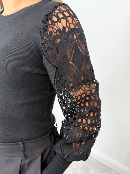 Czarna prążkowana bluzka z ażurowymi rękawami