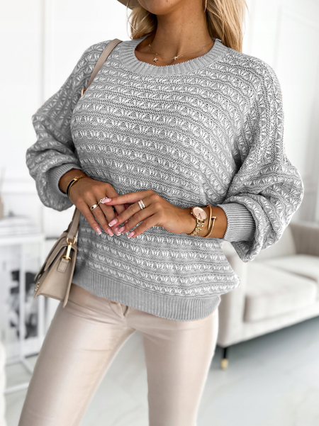 Szary sweter oversize we wzory