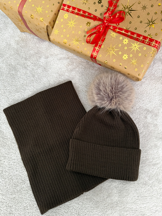 Czekoladowy komplet czapka z pomponem + komin