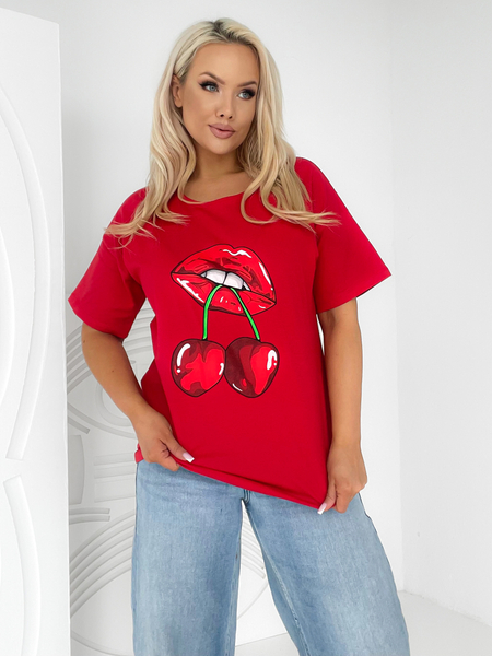 Czerwona bluzka z nadrukiem w wiśnie