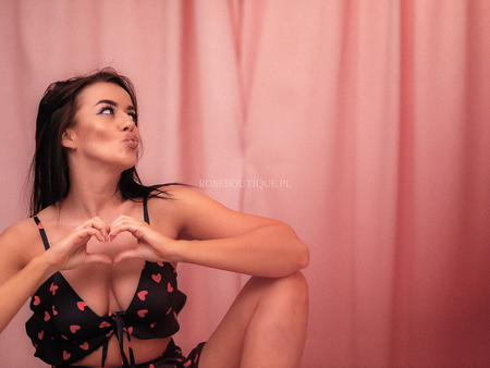 Czarna piżama satynowa w różowe serduszka