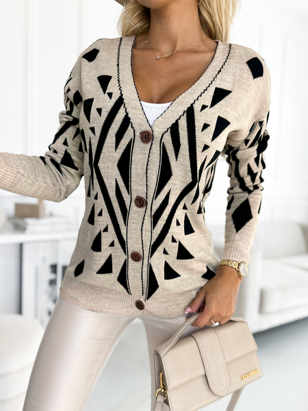 Beżowy sweter na guziki w geometryczne wzory
