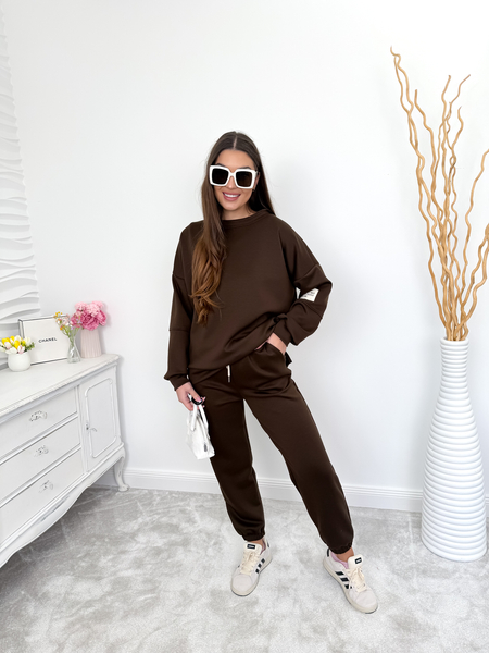 Czekoladowy komplet dresowy z białą naszywką na rękawie